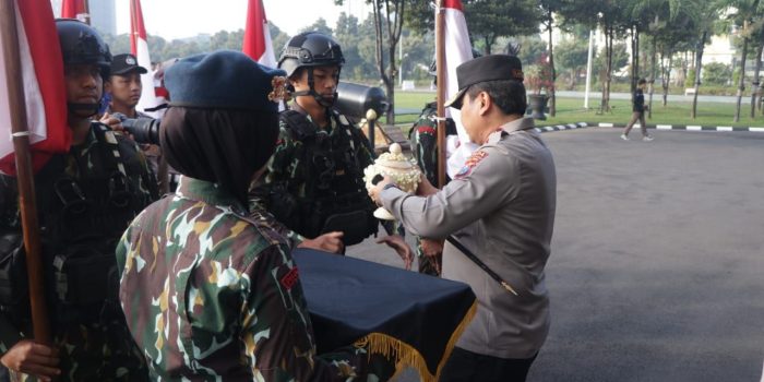 Sambut Hari Bhayangkara ke -77 Polda Jatim Gelar Tradisi Penyerahan Air Suci