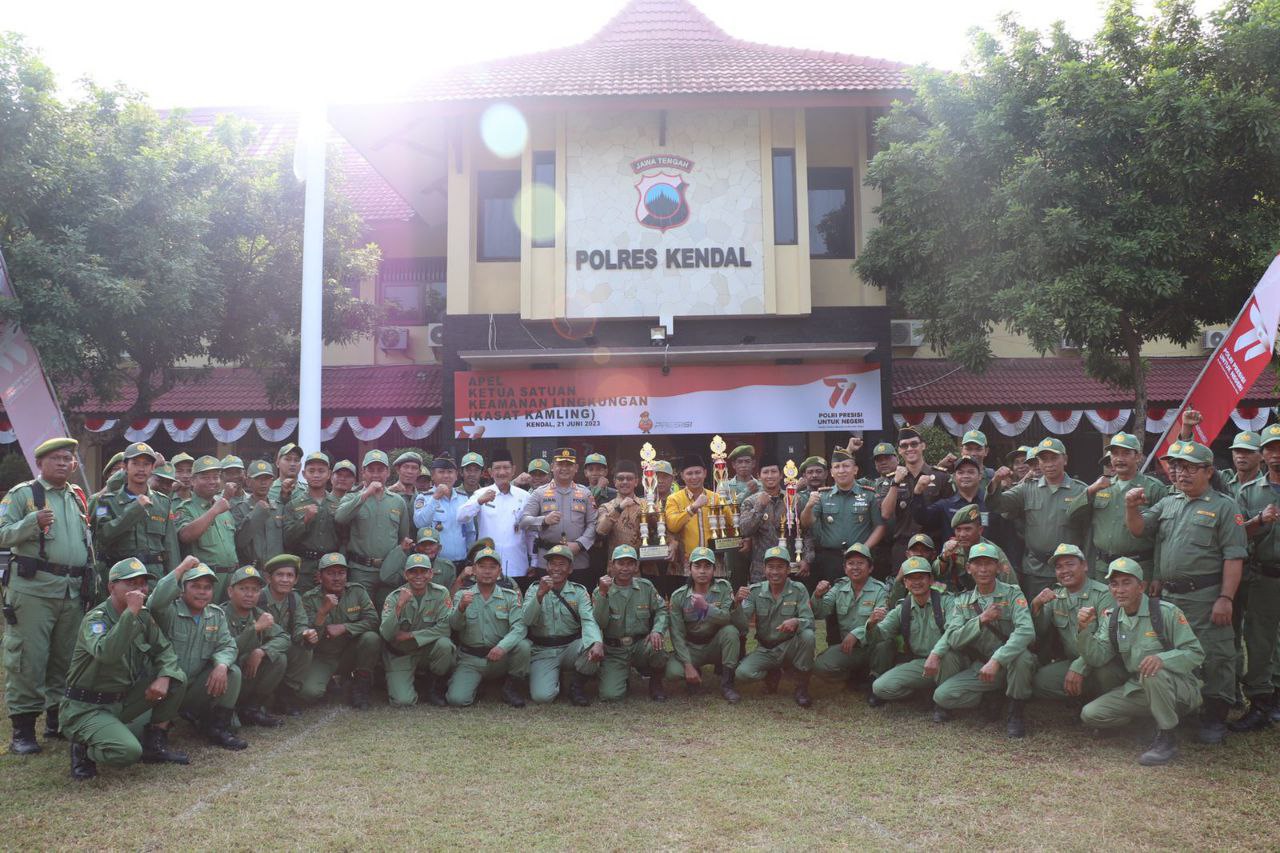 Kapolres Kendal Berikan Penghargaan Kepada Pemenang Lomba Satkamling Tingkat Polres Kendal