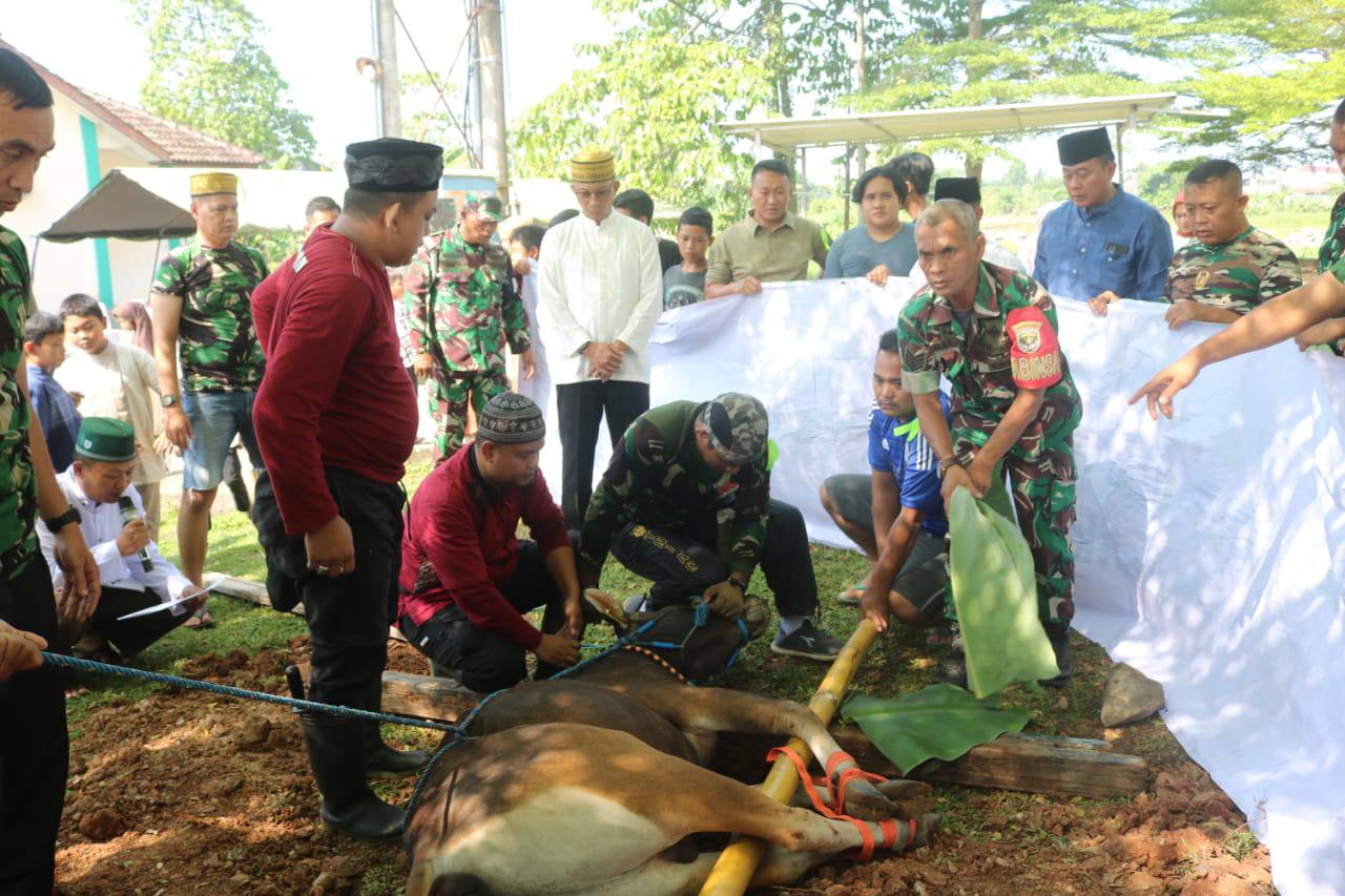 Idul Adha 1444 H, Danrem 052/WKR Serahkan Hewan Qurban di Masjid Jami Al Hidayah Rumdis Korem 052/WKR