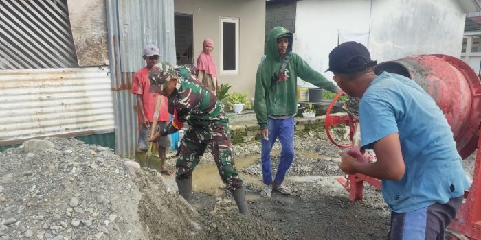 Perkokoh Kemanunggalan, Babinsa Koramil 1710-03/KK Bersama Warga Gotong Royong Cor Jalan