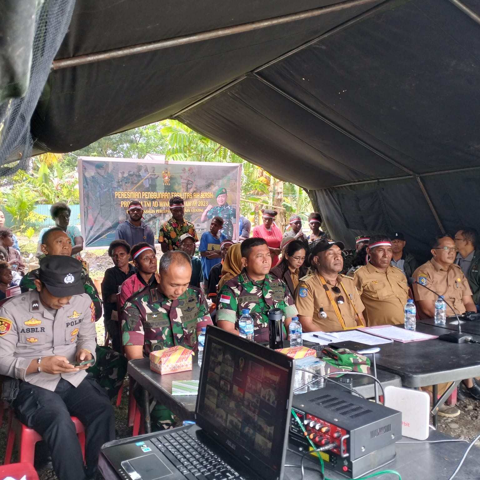 Bersama Masyarakat Dandim 1710/Mimika Ikuti Peresmian Penggunaan Fasilitas Air Bersih Program TNI AD Manunggal Air Melalui Vicon dengan Kasad