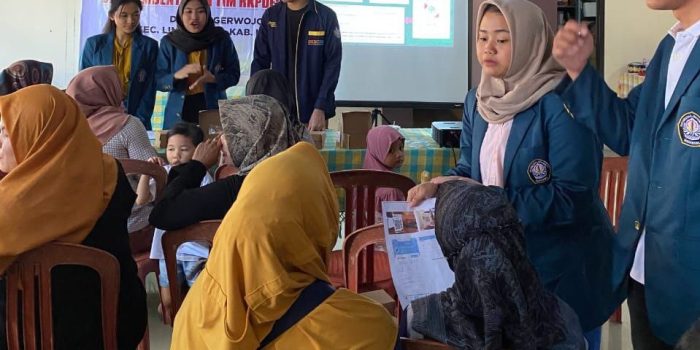 Mahasiswa UNDIP Semarang Sosialisasi QRIS Kemasyarakat Pagerwojo Limbangan