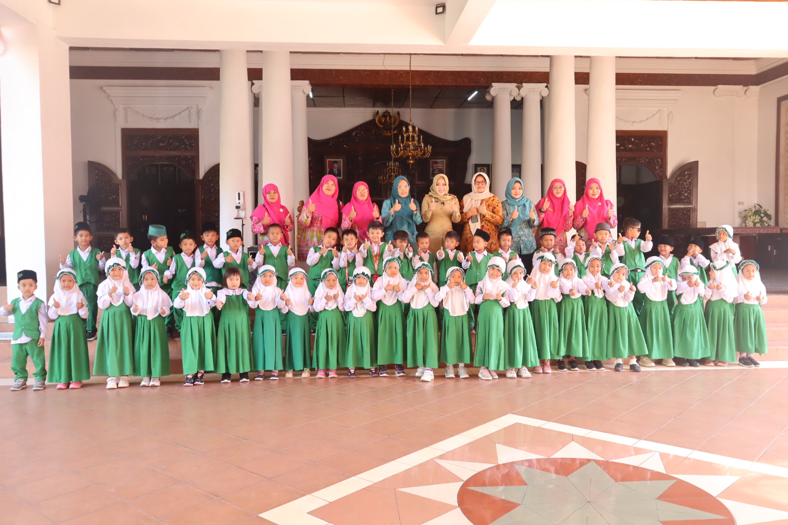 Kenalkan Profesi Kepala Daerah Pada Anak Usia Dini, Bupati Ikfina Ajak RA Hasanuddin dan Miftahul Ulum Berkeliling Kantor Bupati