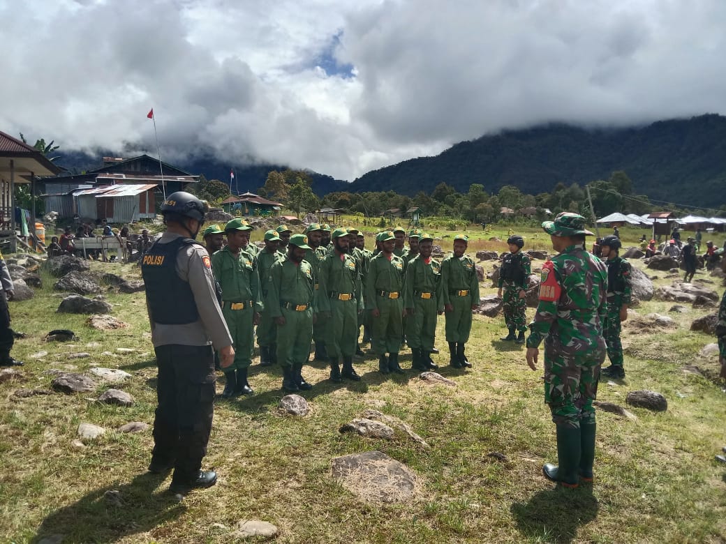 Babinsa Koramil 1710-05/Jila Latih Anggota Linmas Dengan Peraturan Baris Berbaris