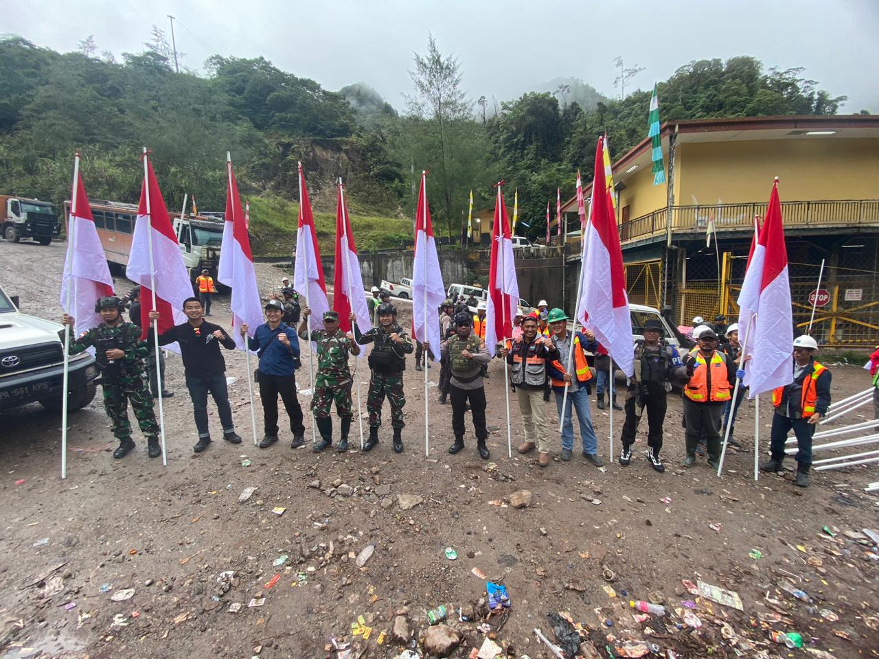 Koramil 1710-04/Tembagapura Bersama Satgas dan Kepolisian Ajak Warga Kibarkan Bendera Merah Putih