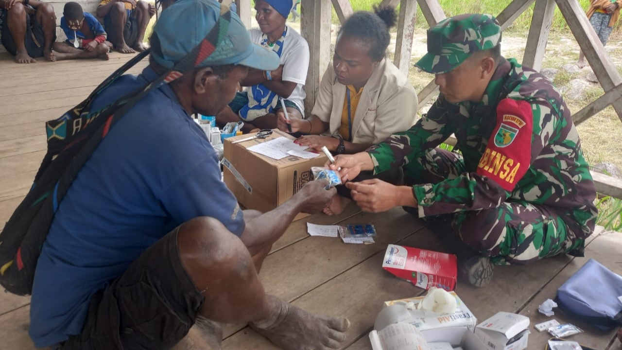 Babinsa Koramil 05/Jila Bantu Petugas Lakukan Pendataan Anak Stunting