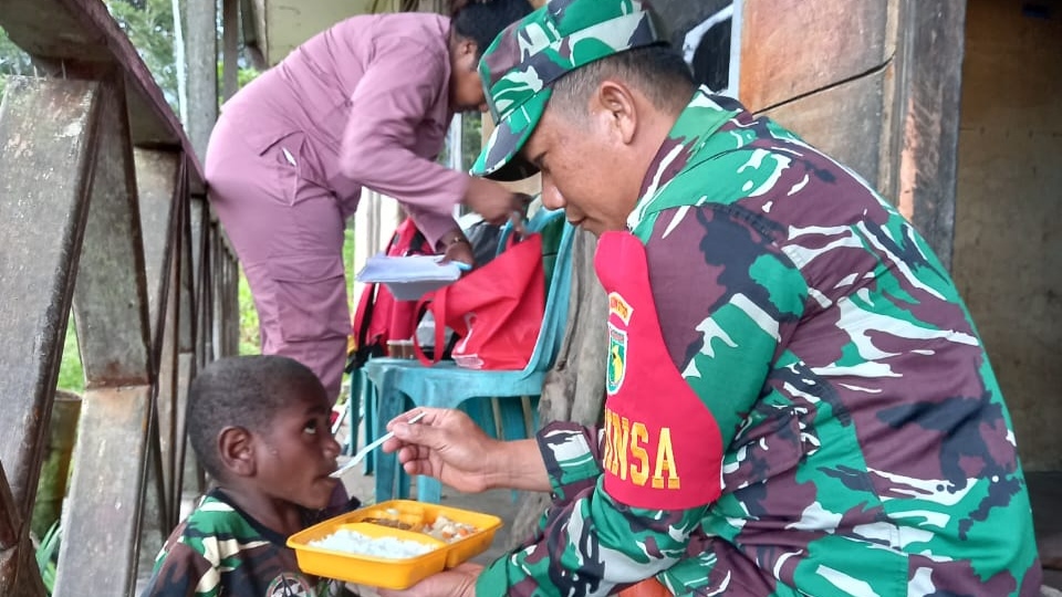 Babinsa Koramil 05/Jila Bantu Petugas Lakukan Pendataan Anak Stunting