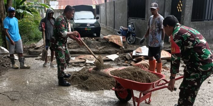 Dukung Pembangunan di Kampung Binaan, Babinsa Timika Bantu Warga Bangun Drainase