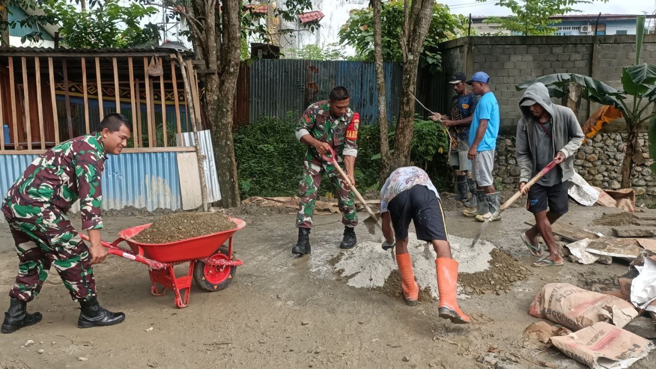 Dukung Pembangunan di Kampung Binaan, Babinsa Timika Bantu Warga Bangun Drainase