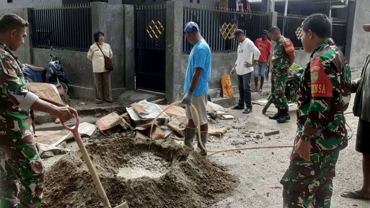 Dukung Pembangunan di Kampung Binaan, Babinsa Timika Bantu Warga Bangun Drainase