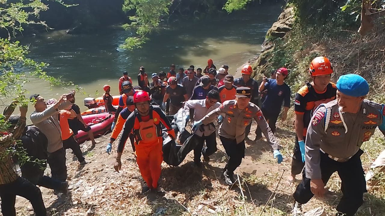 Tim SAR Temukan Korban Tenggelam Di Sungai Bondoyudo Lumajang