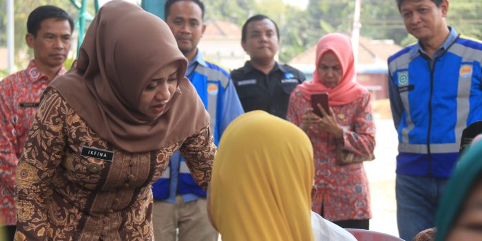 Pemkab Mojokerto Bersama PT Jasa Marga Serahkan Bantuan Paket Gizi Balita untuk Warga Jetis