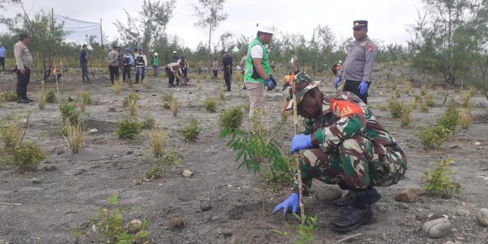 Danramil 1710-03/Kuala Kencana Hadiri Kegiatan Penanaman Pohon