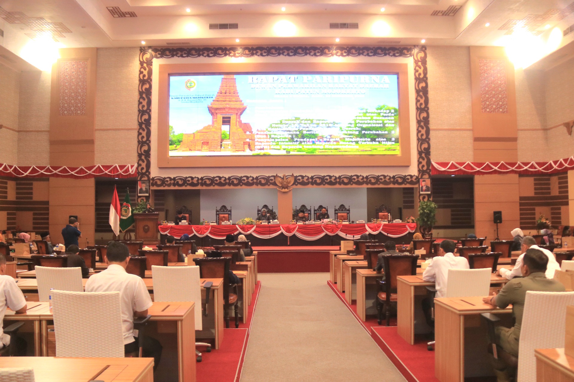 Bupati Mojokerto Sampaikan Pendapat atas Raperda RTH dan Kepemudaan