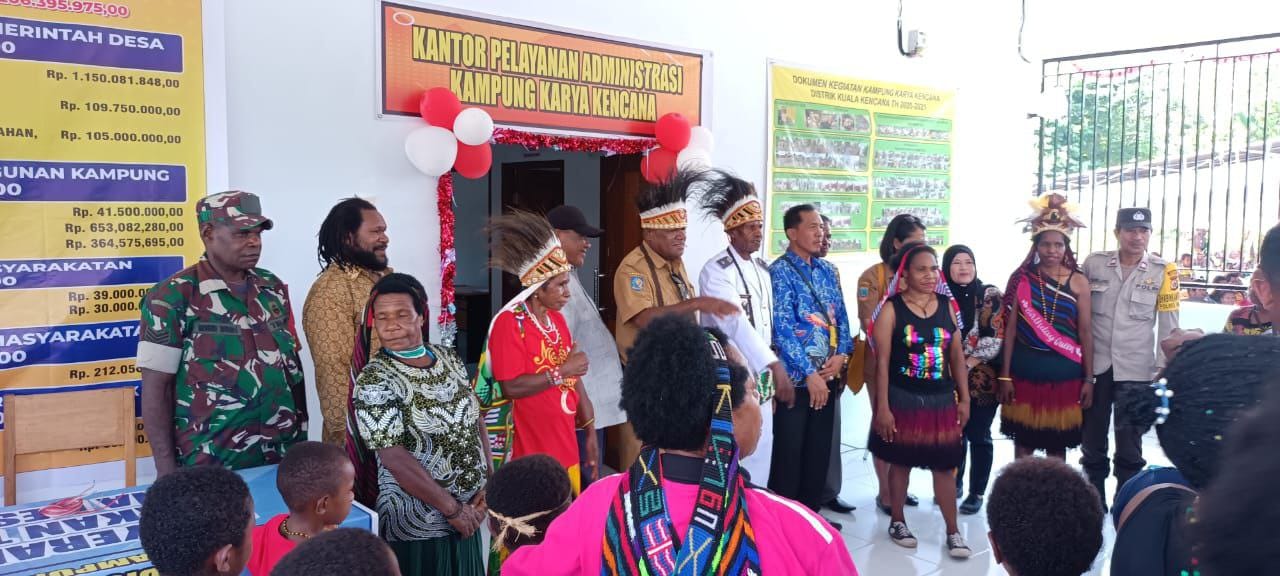 Sebagai Wujud Kebersamaan Dalam Pembangunan, Babinsa Koramil 1710-03/Kuala Kencana Hadiri Peresmian Balai Kampung Karya Kencana