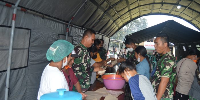 Kapuspen TNI: TNI Dirikan Tenda Kesehatan dan Dapur Umum Bantu Korban Erupsi Gunung Lewotobi NTT