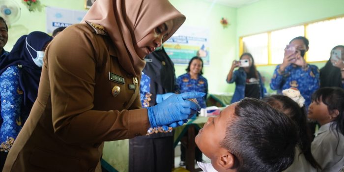 Bupati Ikfina Tinjau Langsung Vaksinasi Polio di SDN Kupang 2