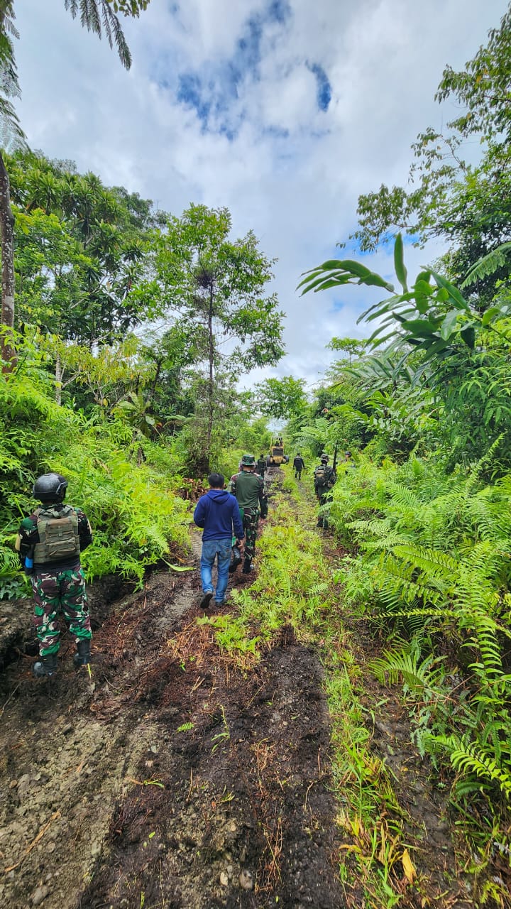 Satgas TMMD Ke-119 Kodim 1715/Yahukimo Terabas Hutan Dekai Untuk Buka Pembangunan Jalan Demi Masyarakat