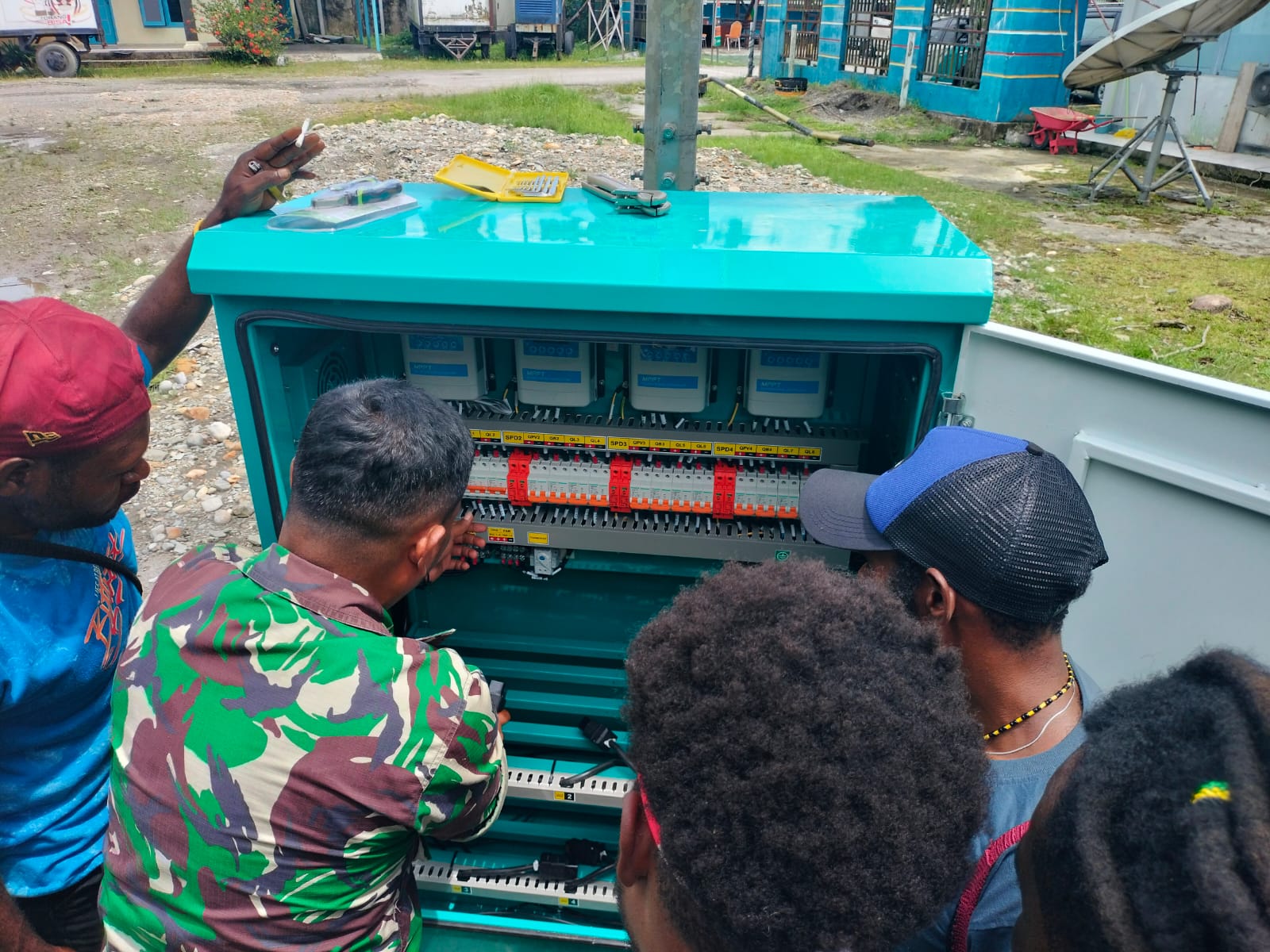 Danramil 1710-04/Tembagapura Bantu Dan Dampingi Kegiatan Pelatihan Perakitan PLTS Kepada Perwakilan Dari Kampung Binaan