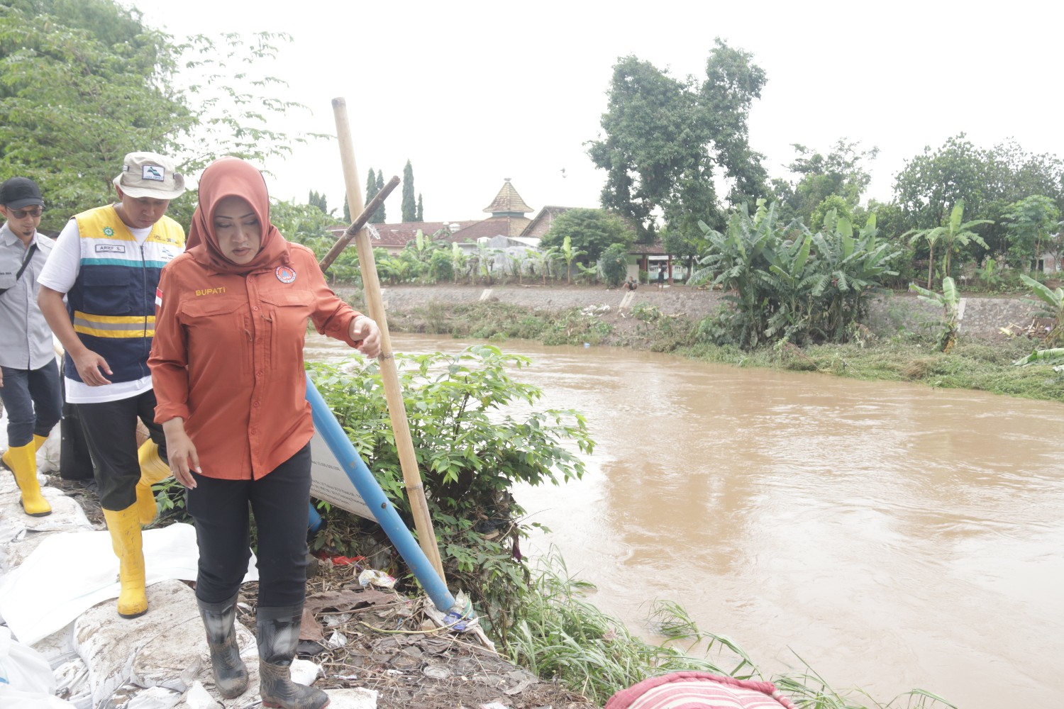 Bupati Ikfina Tinjau Tanggul Jebol, Penyebab Desa Wringinrejo Sooko Terendam Banjir