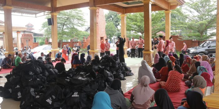 Bupati Mojokerto Salurkan 930 Bantuan Beras CPPD Untuk Korban Terdampak Banjir di Desa Wringinrejo - Tempuran Sooko