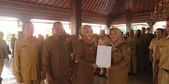 Bupati Mojokerto Serahkan SK Kenaikan Pangkat Kepada 273 PNS Kabupaten Mojokerto