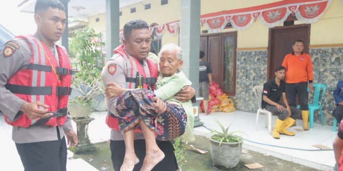 Ditpolairud Polda Jatim dan Polres Mojokerto Evakuasi Korban Banjir, 3000 Jiwa Diungsikan