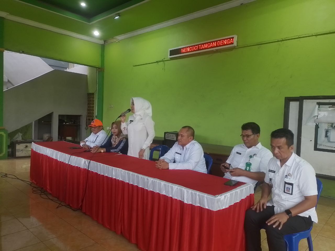 Cepat Tanggap, Bupati Mojokerto Salurkan Bantuan CPPD Desa Terdampak Banjir