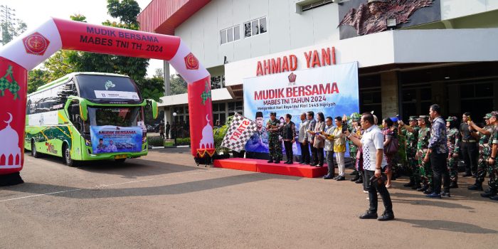 Kasum TNI Melepas Keberangkatan Mudik Bersama Mabes TNI Tahun 2024