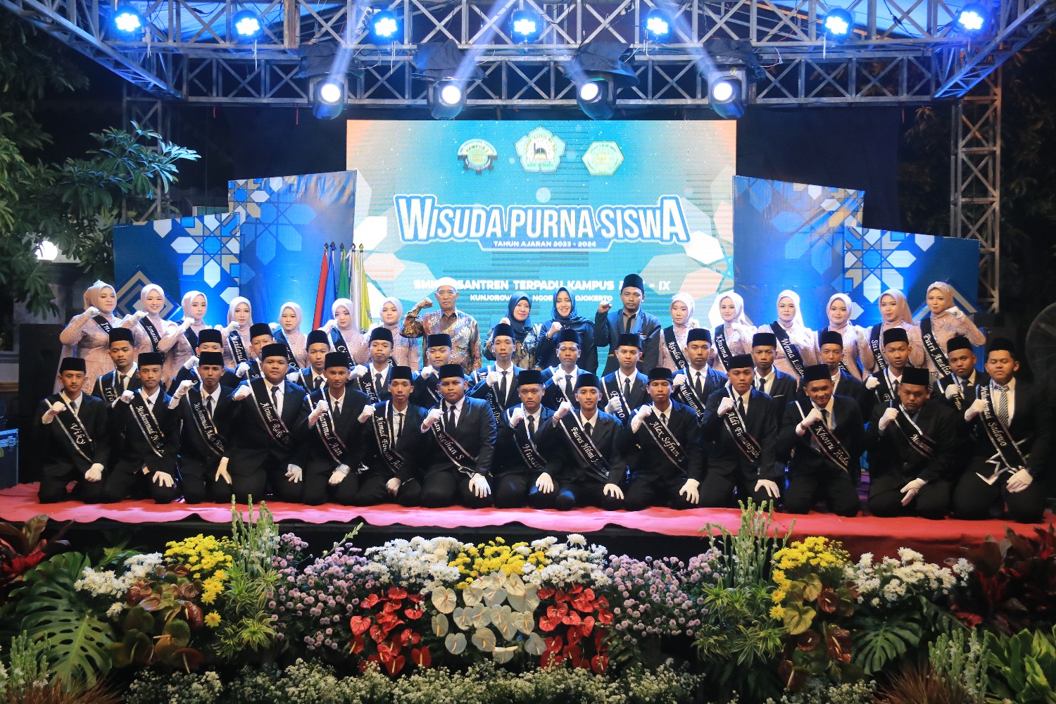 Hadiri Wisuda SMK Pesantren Terpadu Kampus 2, Bupati Ikfina Dorong Wisudawan Cari Pengalaman Kerja