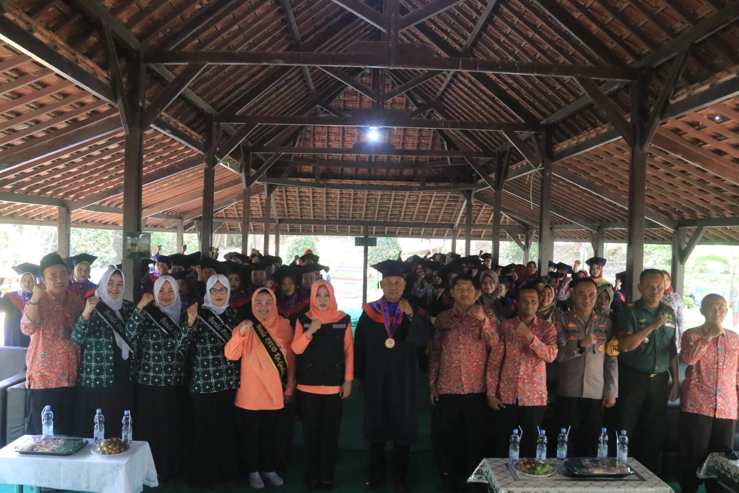 Bupati Ikfina Hadiri Wisuda Sekolah Orang Tua Hebat Kecamatan Gondang