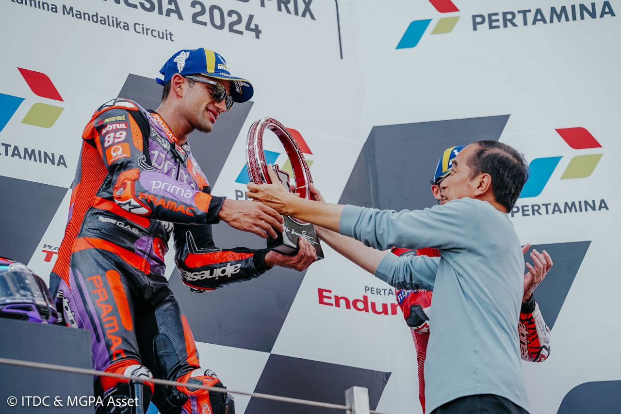 President Joko Widodo presents the trophy to Jorge