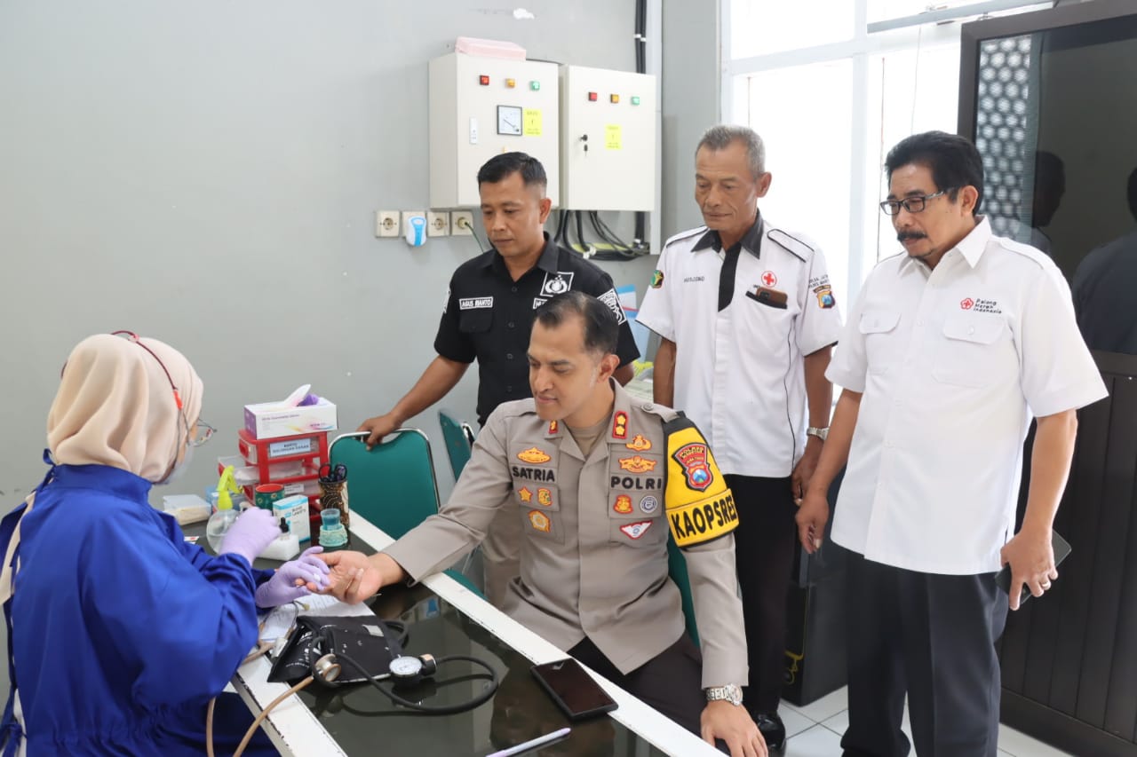 Sambut Hari Jadi Humas Polri ke-73, Kapolres Magetan Bersama Anggota Gelar Baktikes Donor Darah