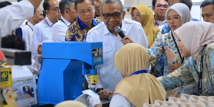 Kunjungi Pabrik Sepatu di Serang, Wamenaker Tekankan Pelindungan Pekerja Kunjungi Pabrik Sepatu di Serang, Wamenaker Tekankan Pelindungan Pekerja