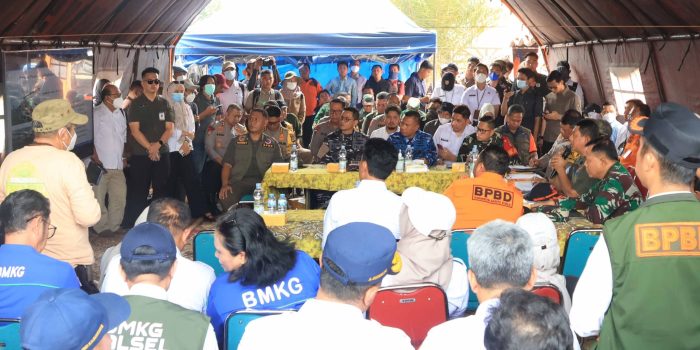 Komandan Lanud Sjamsudin Noor Perkuat Sinergi Penanganan Karhutla Kalsel dalam Rapat Evaluasi Komandan Lanud Sjamsudin Noor Perkuat Sinergi Penanganan Karhutla Kalsel dalam Rapat Evaluasi